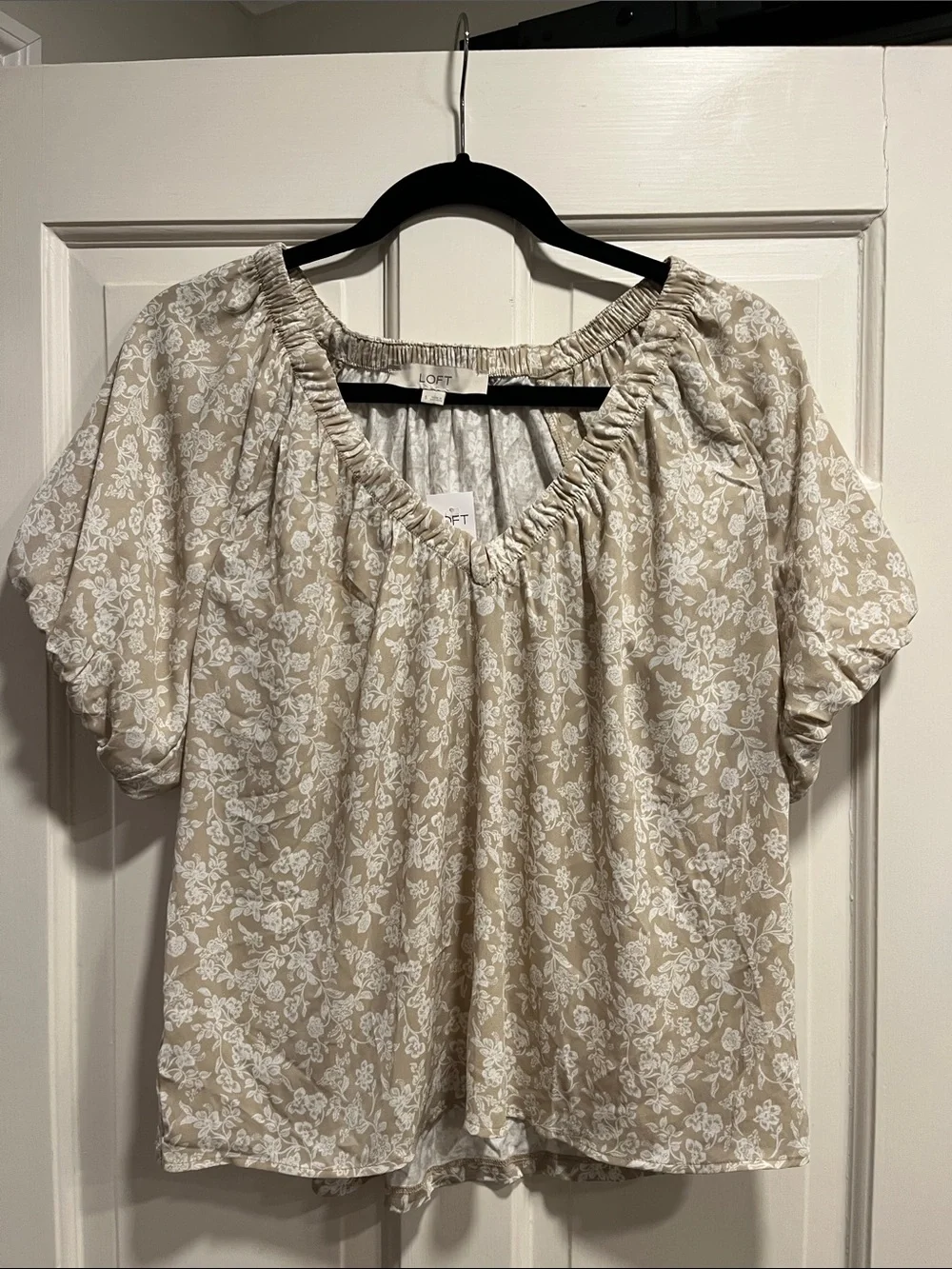 LOFT Beige and White Floral Puff Sleeve Blouse